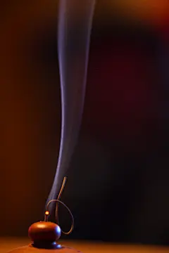 静，是一缕青烟；缘，是一个相遇；份，才是一生相守。——《依人咪之心情签名档》