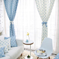 布艺窗帘半遮光窗帘，蓝色白色各一扇的搭配，带来不一样的家居体验。