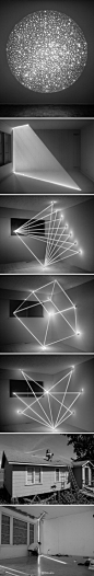 加拿大艺术家James Nizam在暗房内制作的装置艺术作品《Trace Heavens》（天堂的描绘）。艺术家控制太阳光入射的角度，及在空间中释放干冰从而达到这样的效果。