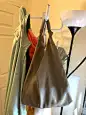 小众包包 the row bindle tote : 这个是我近期最爱 the row的凉鞋出天际  但是包包关注度非常低 几乎没人po.. 这个是逛街时种草的 那时候起就时有时无刷折扣 奈何打折的往往都是麂皮款（麂皮款质感没有牛皮好 个人偏好）牛皮
