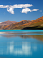 西藏，羊卓雍湖藏语意为“碧玉湖”、“天鹅池”，是西藏三大圣湖之一