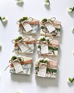                                                         舍不得用的绝美香皂！泰国的香皂品牌T&amp;B soaphouse 将肥皂制作得宛如艺术品一般。T&amp;B的创创始人在品牌创立以前，曾担任过建筑设计师，他将在建筑设计上的经验应用在香皂上，淋漓尽致地将设计美感展现了出来，从镀金刻痕、细致的蕾丝到波点、水磨石、大理石等纹理，还有插画图案，都彻彻底底地颠覆了大 ​​​​...展开全文c                            