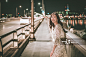 夜景的年轻韩国女子微笑明亮，摆姿势旁边的桥图片素材