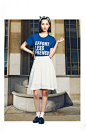 水原希子 （Kiko Mizuhara），蓝色字母短袖T恤+白色条纹半身伞裙+黑色乐福鞋+印花蝴蝶结发带-Hi潮-明星衣橱、潮流、韩版、欧美、穿着、搭配、配饰- 轻时尚 潮生活
