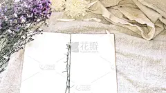 空白白纸笔记本和鲜花装饰。贺卡上的白色天然亚麻布