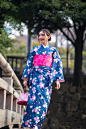 古い木の橋の上を歩く着物姿の若いイタリア人女性 - kimono ストックフォトと画像