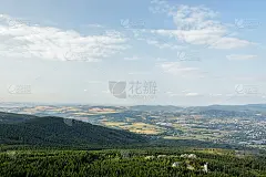 1968年，在苏联占领捷克斯洛伐克50年后，从利伯里奇市附近的杰西德山在夏季傍晚日落时看到的捷克风景