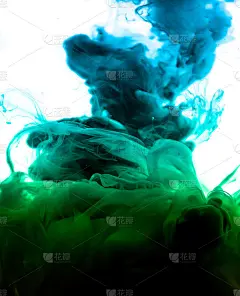 丙烯酸颜料和油墨在水中。抽象的背景帧。孤立在白色