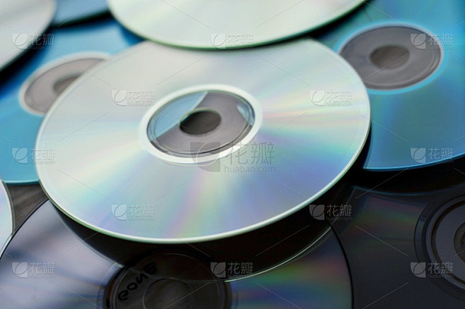 几张cd堆在一起
