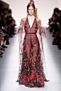 Valentino Fall2014本季秋冬女装系列展示了多元化的时尚元素: 条纹、 “Commedia Dell’Arte”钻石图案、大型印花图案，还有几何印花图案。衣服上的刺绣和所展示的15世纪镶嵌工艺, 如时尚万花筒, 展示了系列千变万化的特点。