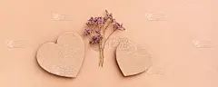 日期的概念。两个心形纸板和一束干花之间的米色背景。前视图。网络横幅