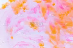 液体上的橙色粉色背景，橙色极简主义背景，波普艺术图案，设计师的柔和纹理，背景准备，牛奶上的彩色污渍