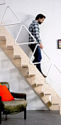 由德国法兰克福一家初创公司研发设计的折叠拼图楼梯——Klapster，它就像拼图一样可拼插、可折叠，而且贴在墙上完全不会占空间。