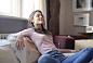 Free Foto Der Frau Im Rosa Langarmhemd Und In Den Blauen Jeans, Die Auf Dem Braunen Sofa Mit Geschlossenen Augen Sitzen Stock Photo