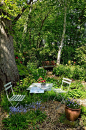 Jardin "sauvage" avec paillis de copeaux de bois, jarre/cruche récup' en guise de vase...: 