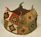 #*design*#
*

.
7–9世纪 瓦里文化（Wari）四角帽

精细编织，色彩鲜艳的帽子通常具有方形冠，四个侧面和四个尖的尖端，通常与安第斯山脉的两种古老文化有关：瓦里（Wari）和蒂瓦纳库（Tiwanaku）。瓦里帝国在公元500-1000年统治着现在秘鲁的中南部高地和西部沿海地区。蒂瓦纳库大约 ​​​​...展开全文c