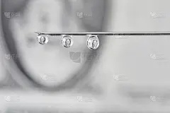 以美元为基准。水滴从注射器针头上反射出美元。投资的概念，药物和治疗的成本，毒瘾，腐败。