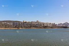 中国大连西山湖冬季户外大坝和城市
