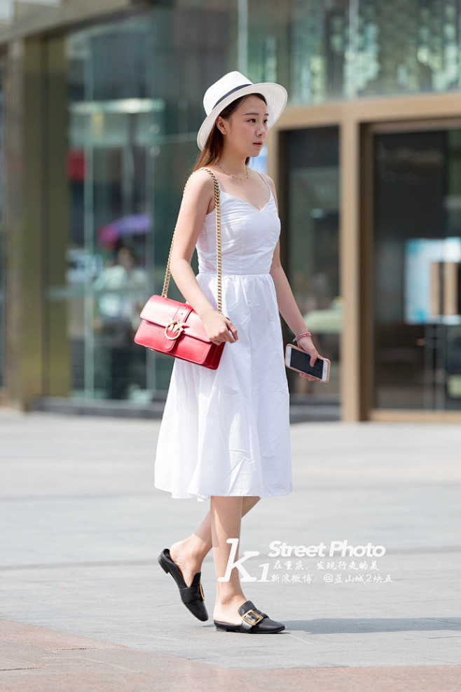 棉质白裙子清纯可人，一顶宽檐的太阳帽加上...