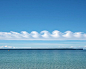 大自然的鬼斧神工 全球十大令人惊艳的奇异云朵-云-旅游频道【浪花云】　这种云层看上去非常像岸边巨大的浪花，它非常罕见，并且只持续1-2分钟就会消失。这种云彩是由于开尔文-赫姆霍兹(Kelvin-Helmholtz)原理形成的卷云。卷云是高云的一种，是对流层中最高的云，平均高度超过1800米，是很薄很纤细的云彩，能反射和诱捕热量。这种云形成于下方是较冷的气流，其上方是较暖的气流，上方的气流移动速度快于下方，使该云层呈现波动的形状。如果在适当的风速下，上方气流的波动将快于下方气流的波动，从而形成类似海岸边的浪