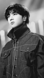 #歌手华晨宇##华晨宇# @华晨宇yu  
晚安壁纸

- 谜一样的 沉默着的
- 故事 你真的在听吗 ​​​​