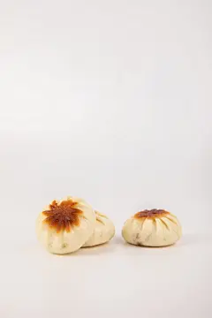白底煎包早餐面点面食美食摄影图