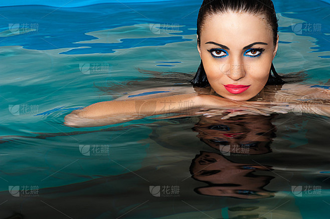 水中的美女