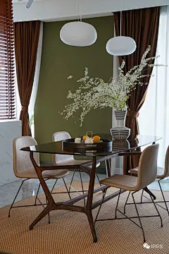 这位公认的配色高手，又要带火这个惹眼新颜色了！ : Chinoiserie，法语，意即中国风。但与传统源于中国的中国风不同，Chinoiserie 是浪漫的幻象，是 18 世纪欧洲人臆想出来的「中国风」。今天，我们要介绍的这个家，就是典型的 Chinoiserie 风格。屋主@桔桔茶找到好…