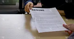 应聘者在面试前将简历交给人力资源经理。近距离