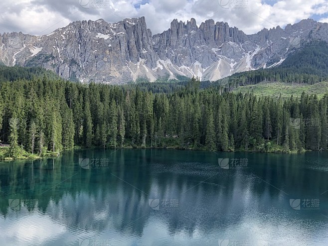 卡雷扎湖和Latemar全景，特伦蒂诺上阿迪杰白云岩阿尔卑斯山，Iatly