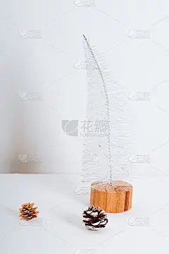 极简主义的零西部圣诞节。白色简约背景上的环保圣诞树。
