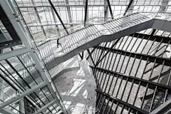 #建筑沙龙##建筑启示录##每筑建文#
【建筑可思议】360 | 台湾故宫南院

建筑由三座流线型量体交织而成，显现出墨黑色行云流水般的流动造型。建筑的外观由36,000多片铸铝圆盘外挂于弧型墙面所构成，以现代数码化的设计呈现古老铜器上的龙纹及云纹。

建筑设计：姚仁喜 | 大元建筑工场
建筑面积：38332.6 ​​​​...展开全文c