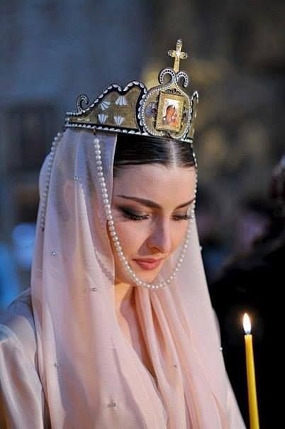 一位亚美尼亚新娘，戴着礼拜式的王冠（在教...