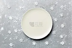 顶视图的空板周围的雪花水泥背景。年夜饭概念
