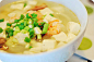 【豆腐海鲜酸辣汤】
用料 
南豆腐 香菇 娃娃菜or大白菜 虾仁 白胡椒粉 盐 葱花
做法 
1. 南豆腐（就是嫩豆腐）切小丁，很容易碎，需要温柔的对待她。干香菇泡发1-2朵，切小丝。木耳泡几朵，切丝（我忘记了所以没加），娃娃菜or大白菜洗干净撕成大片。虾仁去纱线，可以先用一点点酒去腥。如果家里面还有其他喜欢的蔬菜，丢进去也没关系
2. 锅里烧水，香菇、木耳、虾仁丢下去，大白菜丢下去，豆腐丁丁温柔的丢下去。煮开以后加盐、小量鸡精。勾芡，勾的时候记得只按一个方向搅和
3. 差不多就起锅吧。撒上白