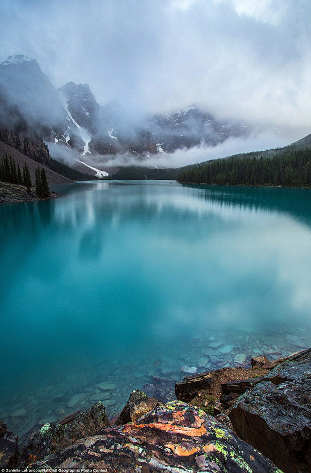 梦莲湖有如镶嵌于加拿大班夫国家公园中的一...