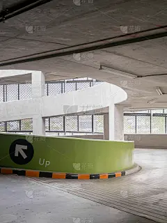 停车场的坡道。有一个黄色、黑色的标志。这张照片是百货公司的停车场。