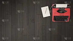 书桌上的作家。工作场所的组织背景。顶视图与纹理表，打字机和记事本与铅笔。白色和红色的图案。