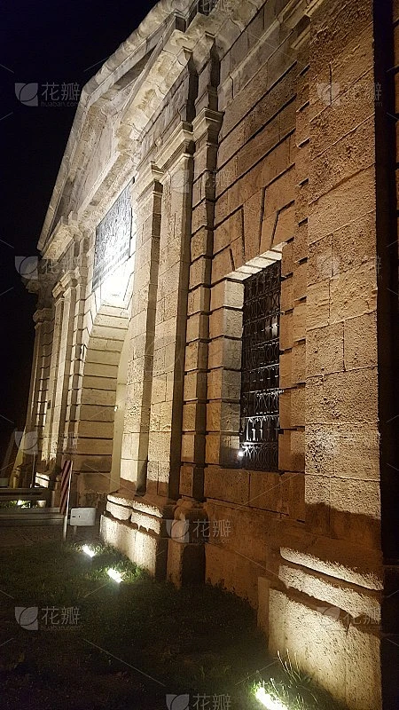 贝尔格莱德门，著名的门和小隧道在城市彼得罗瓦拉丁，诺维萨德郊区。素材-花瓣网