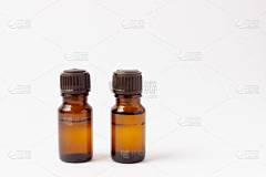 一套用于精油和化妆品的琥珀瓶。玻璃瓶滴水机，喷雾器