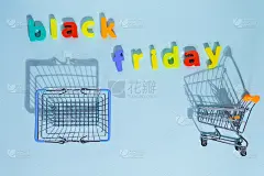 蓝色背景上的购物车。超级市场的购物手推车。销售，折扣，购物狂概念。