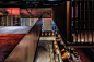 位于深圳的餐厅酒吧LePoulet。通过添加钢结构夹层来灵活安排整个空间的功能分配，而室内的氛围也因此笼罩上一层浓浓的工业风。 / 设计：栋栖公司；照片：刘瑞特 ​