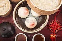 一种形状像桃子的寿桃。中国特色糕点
