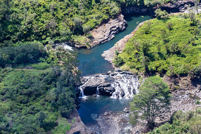 希洛瀑布岩石雨林夏威夷大岛航拍视角河岸与众不同池塘太平洋岛屿