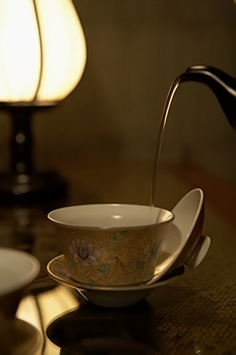 那一壶用静水煮沸的新茶，在茶客的唇齿间回...