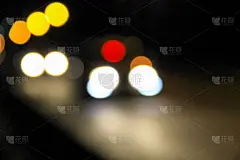 夜景模糊了车灯
