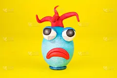 复活节彩蛋卡通人物与橡皮泥眼睛，嘴和头发有一个富有表情的脸