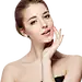 抚脸美女