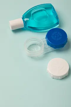 隐形眼镜盒眼药水护眼爱眼日近视眼摄影图
