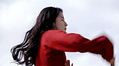 啊啊啊终于~ #花木兰过审#，中国内地院线上映，具体待定档。官宣海报释出：“木兰花开，不负期待。不朽传奇，全新演绎。” 本片主演阵容包括刘亦菲/安柚鑫/甄子丹/巩俐/李连杰等，期待！#花木兰确认内地影院上映# ​​​​